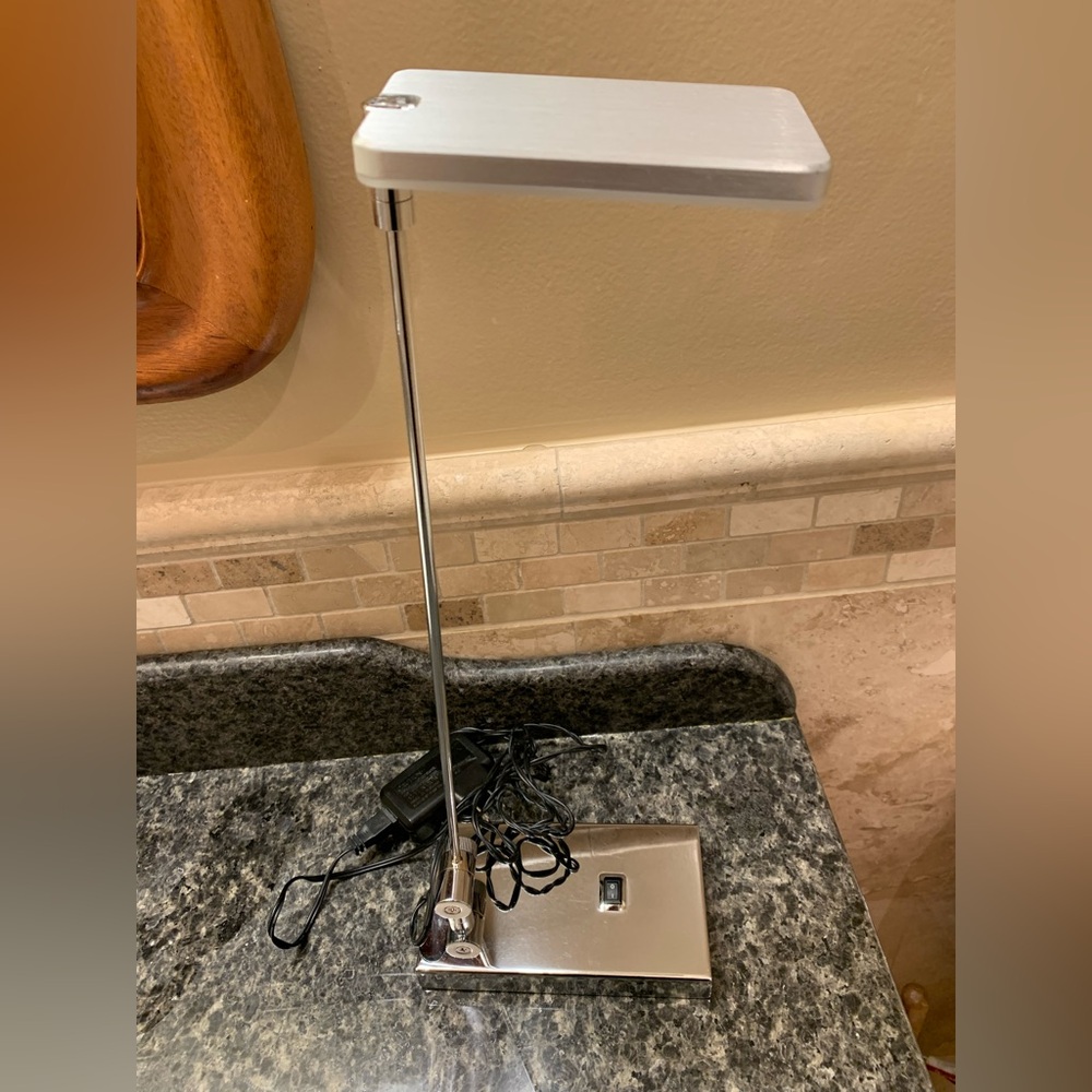 Portable Luminaire Sleek Desk Lamp